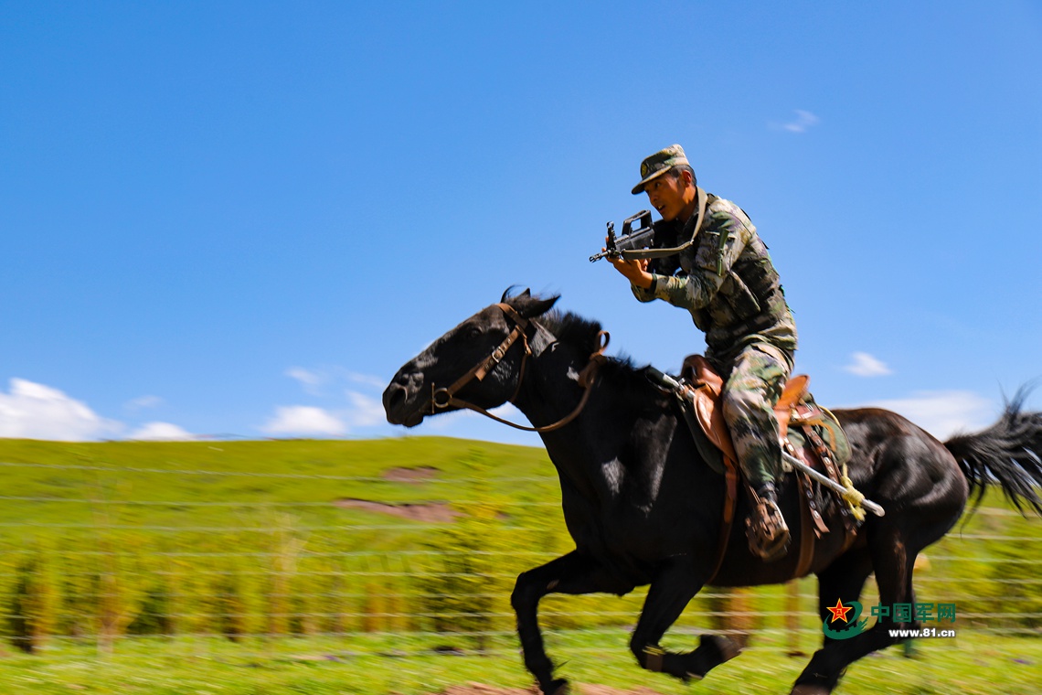 骑兵连进攻实拍青藏高原骑兵连冲锋