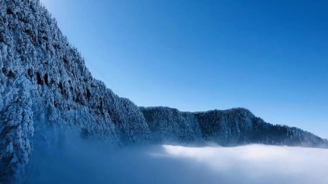 大雪后的瓦屋山景区,呈现绝美云海,雾凇等奇观,整个山间,银装素裹